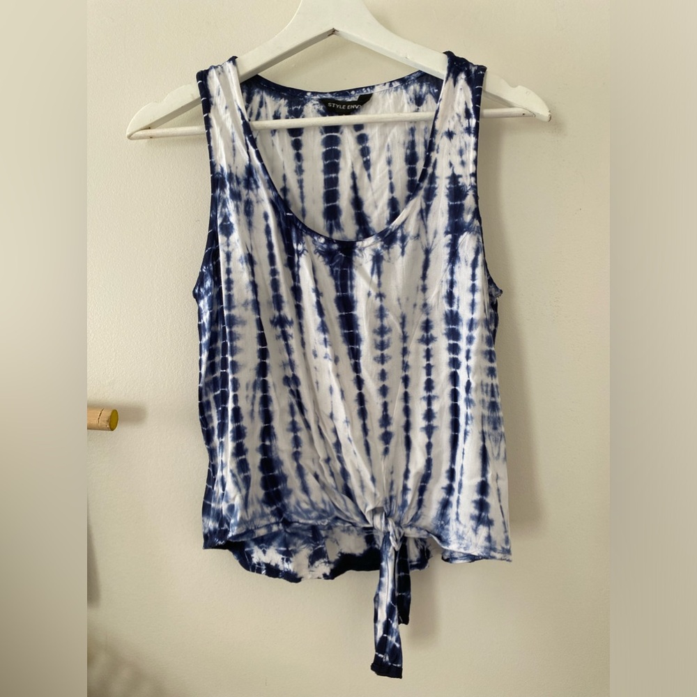 Style Envy tie dye blue and white tank. Knotted in the front
